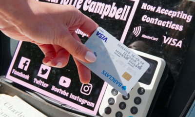 Londra va introduce prima schemă de plată a cardului contactless pentru artiștii stradali