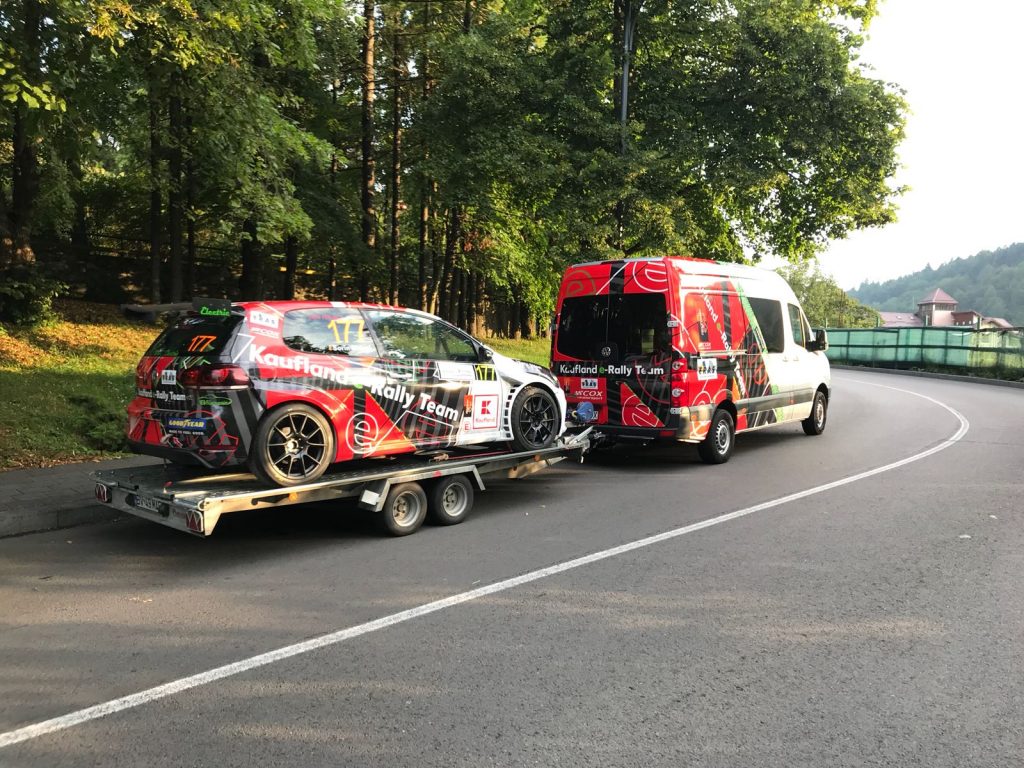 Doua masini electrice prezente la standul Kaufland E-Rally Team de la Campionatul National de Viteza in Coasta Dunlop 2018, Trofeul Sinaia Doua masini electrice prezente la standul Kaufland E-Rally Team de la Campionatul National de Viteza in Coasta Dunlop 2018, Trofeul Sinaia