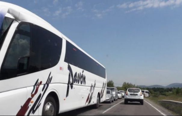 Soluția DISPERATĂ găsită de câțiva șoferi blocați între Râşnov şi Zărneşti | Nationalul.ro