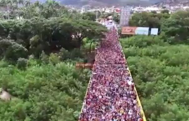 Mii de oameni se calcă în picioare ca să FUGĂ din țară | Nationalul.ro