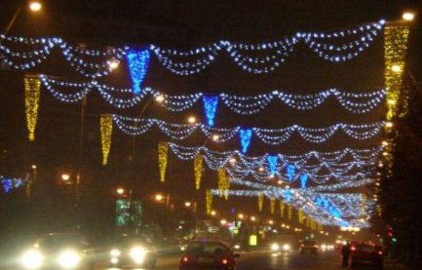 Orașul din România unde se montează instalațiile de Crăciun deși afară sunt 30 de grade | Nationalul.ro