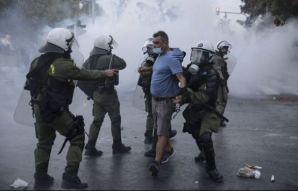 După protestul din 10 august din România, o altă țară din UE folosește gaze lacrimogene pentru a dispersa manifestanţii | Nationalul.ro