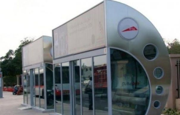 Singura comună din România cu stații de autobuz ca în Dubai și mașină electrică de poliție | Nationalul.ro