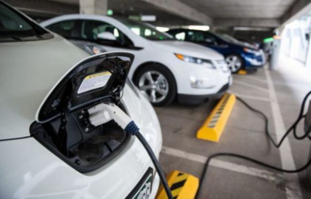 Lovitură pentru șoferi. Mașinile pe benzină și diesel nu mai au prioritate în această țară | Nationalul.ro