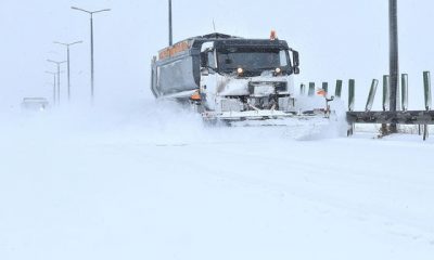 Viscolul a provocat probleme în Capitală şi în ţară, unde zeci de localităţi au rămas fără electricitate