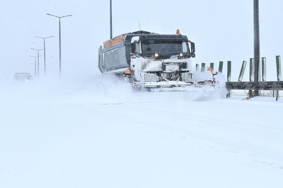 Viscolul a provocat probleme în Capitală şi în ţară, unde zeci de localităţi au rămas fără electricitate