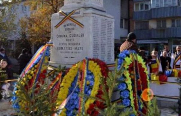 Asta e România! Un monument al eroilor a fost transformat în brad de Crăciun. Cum arată acum! | Nationalul.ro