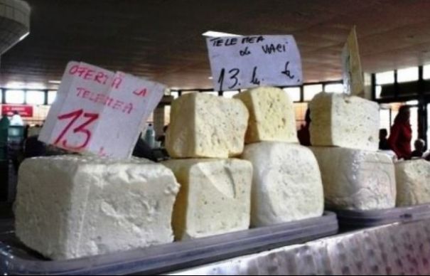 Atenție mare! Cum verificați foarte ușor dacă brânza cumpărată de la supermarket este chiar brânză sau doar prafuri concentrare? | Nationalul.ro