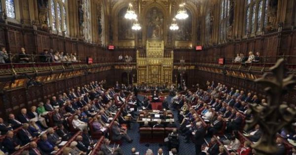 Parlamentul britanic a respins la limită Brexit-ul fără acord