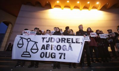 Actorii de la Teatrul Național București au protestat aseară pe treptele instituției
