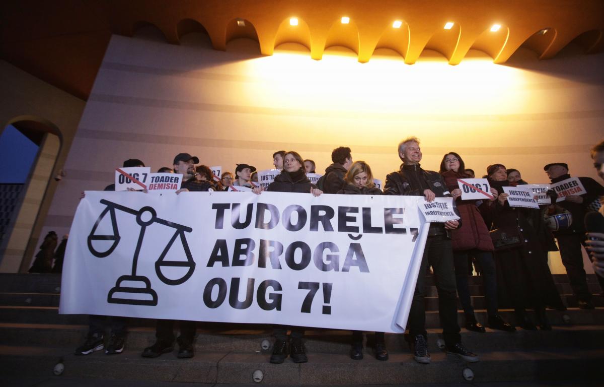 Actorii de la Teatrul Național București au protestat aseară pe treptele instituției Actorii de la Teatrul Național București au protestat aseară pe treptele instituției