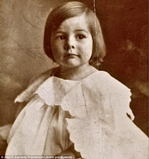 Celebrul scriitor care și-a început viața ca o fetiță și a sfârșit-o ca un macho depresiv! Povestea neștiută a celui pe care toți l-am citit |