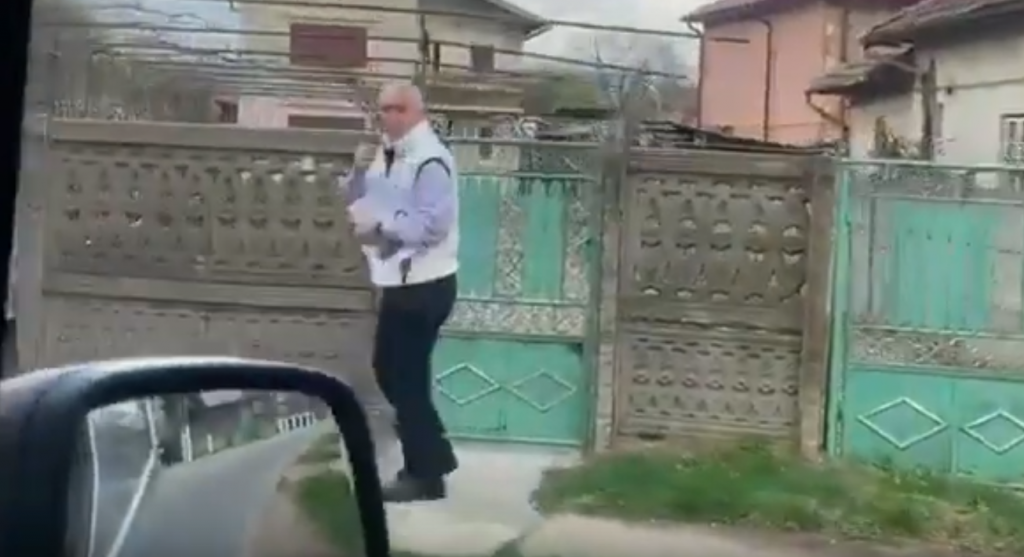 S-a făcut de râs în toată țara! Fost mare lider PSD împarte pliante electorale singur pe la porți! Imagini jenante – Nationalul.ro |