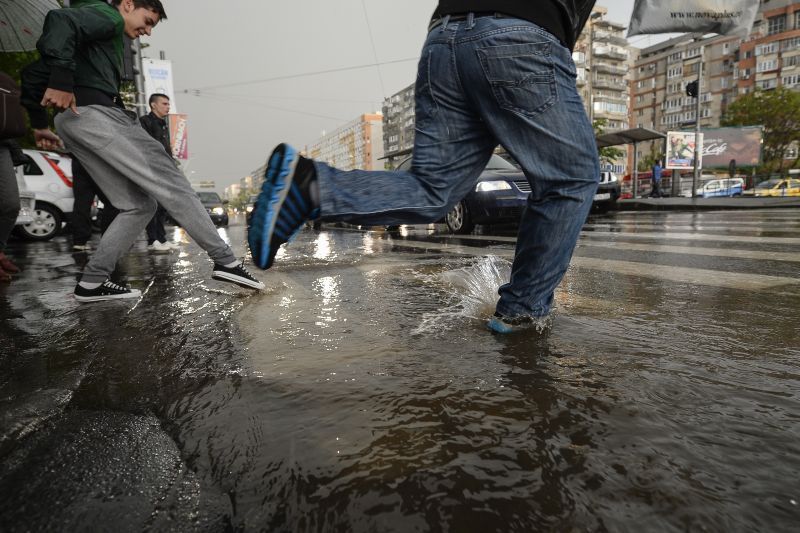ALERTĂ METEO. Cod galben de ploi în Capitală / Averse, descărcări electrice şi vânt