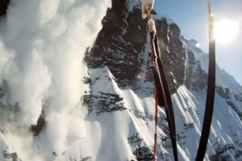 Un copil de 9 ani şi bunicul lui, salvaţi după ce au rămas blocaţi pe stânci, în zona lacului Bâlea