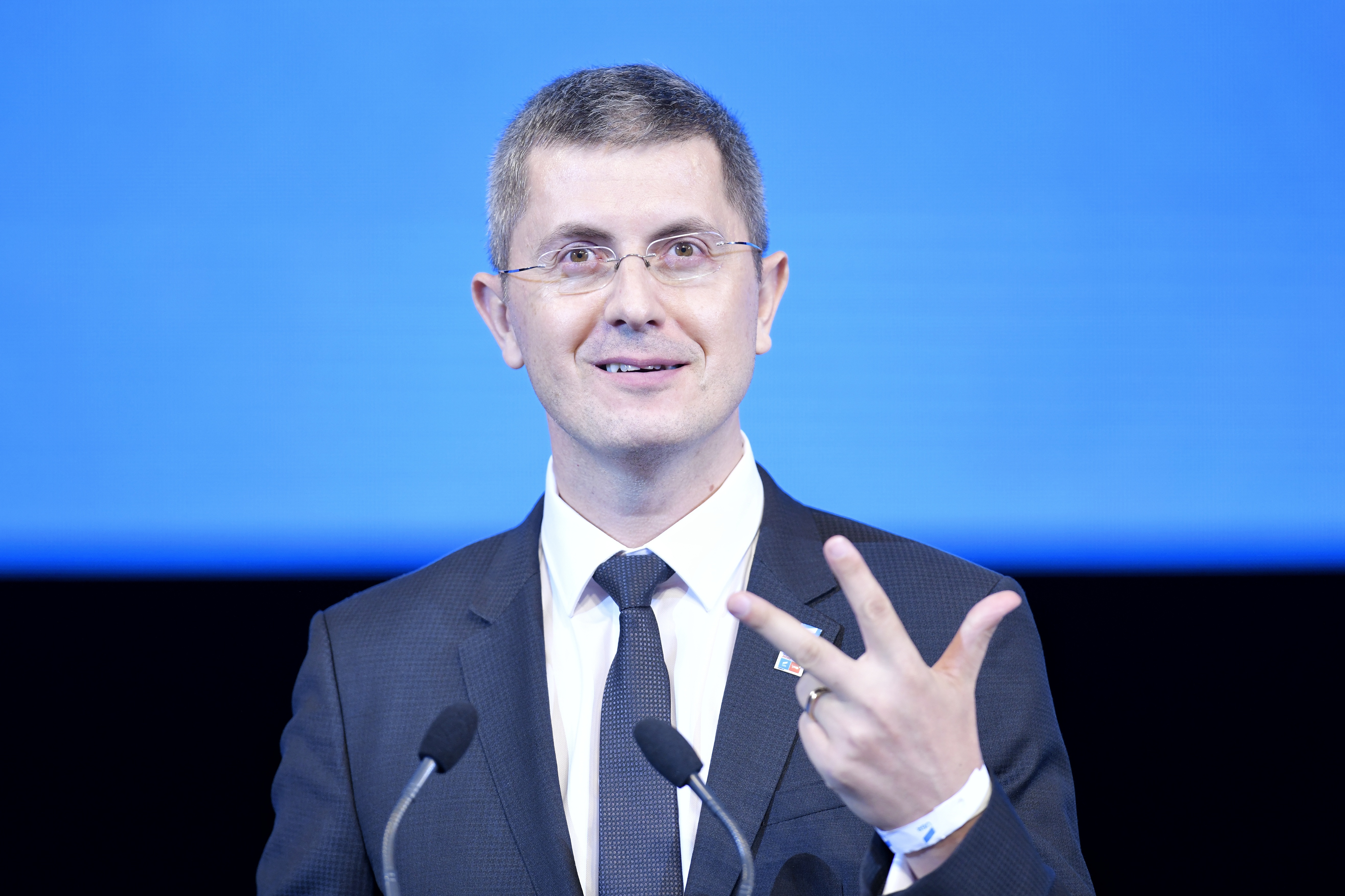 Înseamnă că în mod clar şi precis contezi