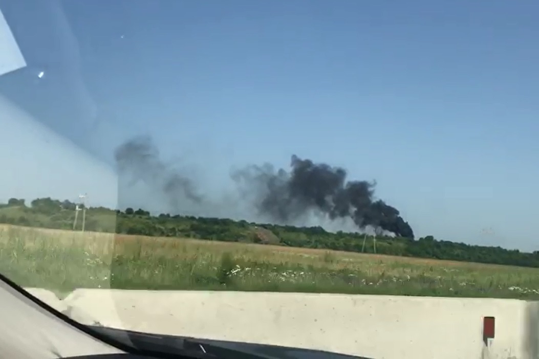 Camionetă, în flăcări într-o comună din Prahova. Focul s-a extins şi la un stâlp de susţinere a electricităţii