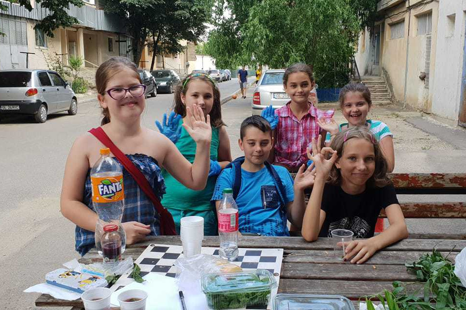 Cinci copii vând fructe proaspete şi sucuri naturale lângă bloc