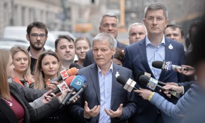 „Cine este colo sus / Decât USR cu Plus?”. Cum au câştigat Dan şi Dacian cursa de canoe dublu