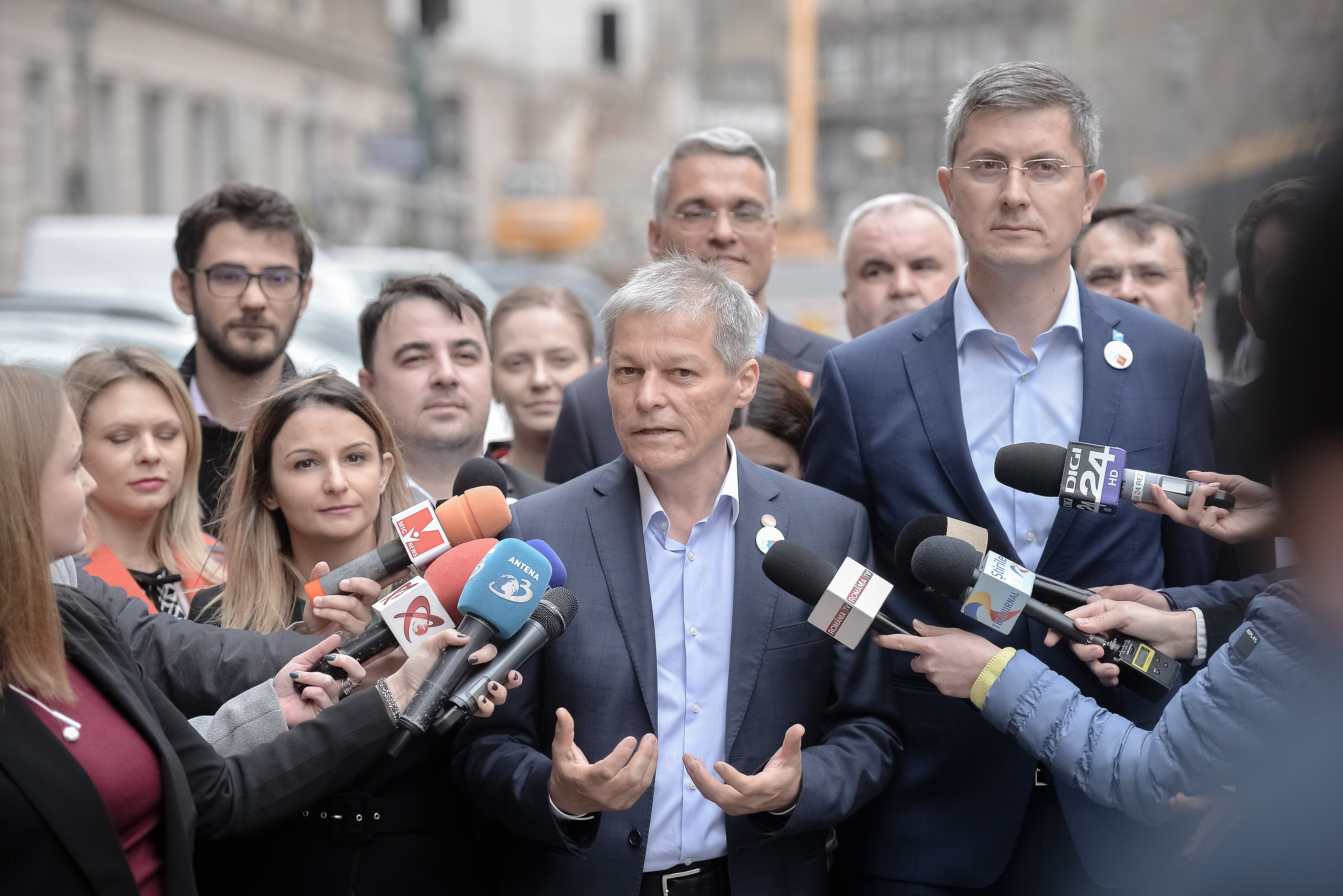 „Cine este colo sus / Decât USR cu Plus?”. Cum au câştigat Dan şi Dacian cursa de canoe dublu