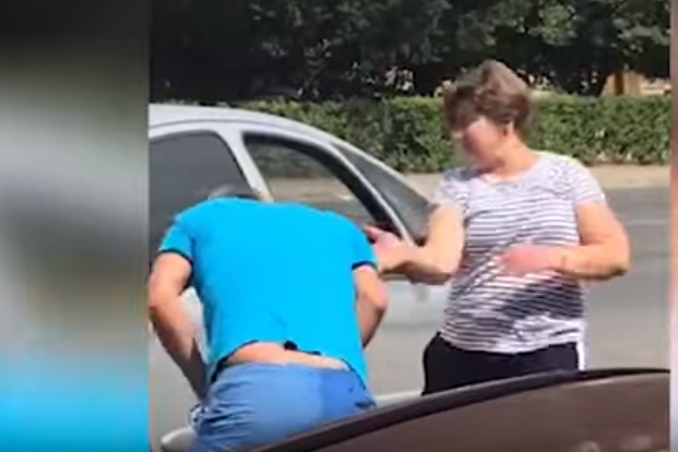 Un bărbat a fost bătut pe stradă de soţie în centrul Aradului