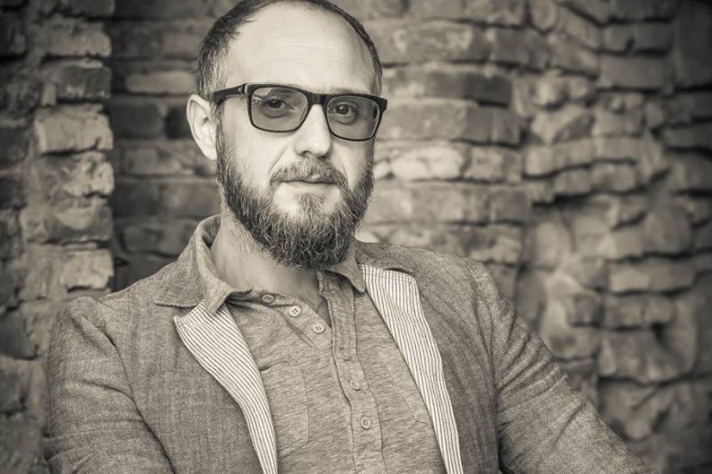 „Trăiesc în ţara cefelor-late, a infractorilor şi a miştocarilor”