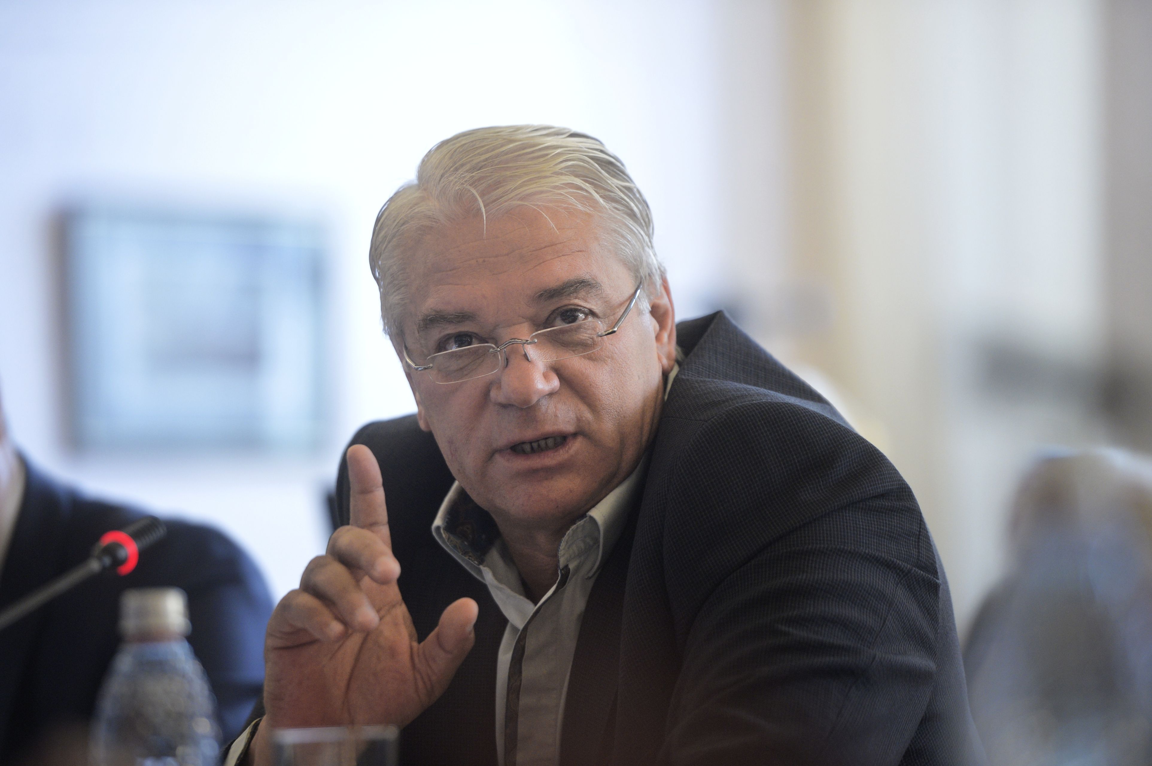 Ministrul de Interne, Nicolae Moga, susţine o declaraţie de presă la Guvern, la ora 12:30