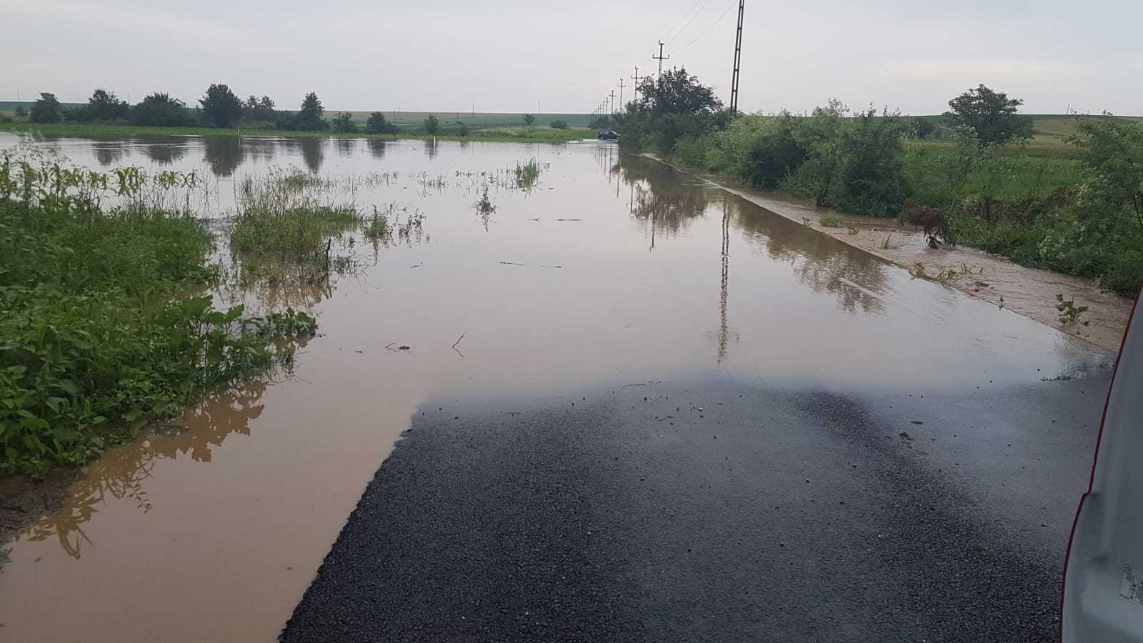 Cod portocaliu de inundaţii pe râuri din trei judeţe