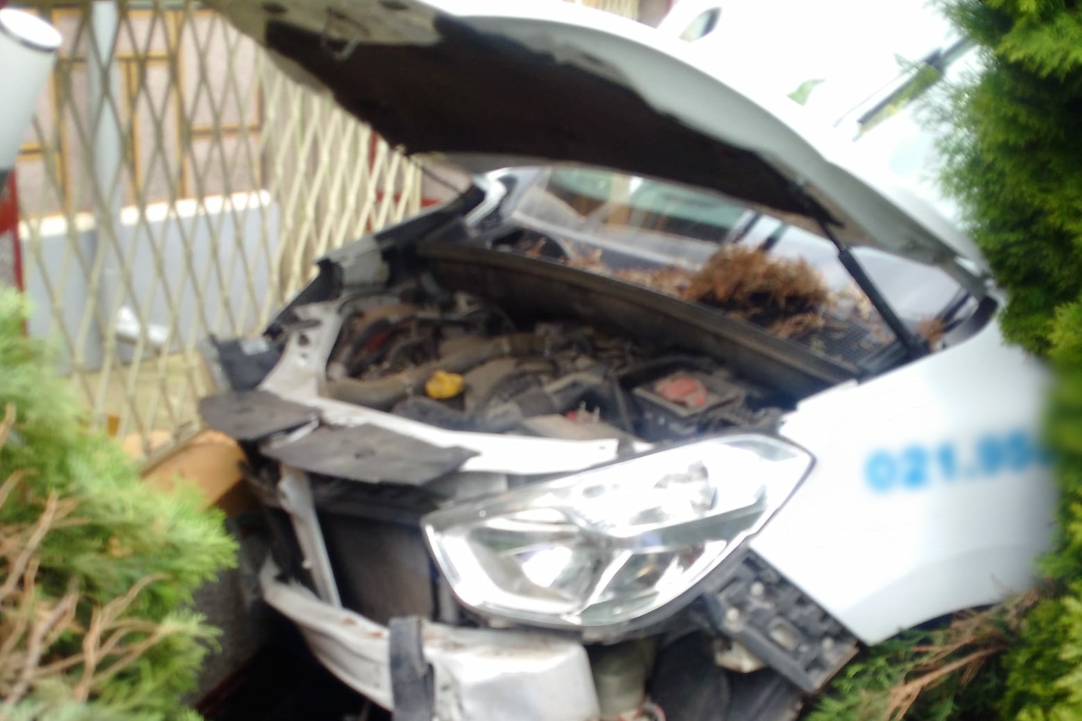 Trei pacienţi răniţi, după ce ambulanţa în care se aflau a lovit un gard