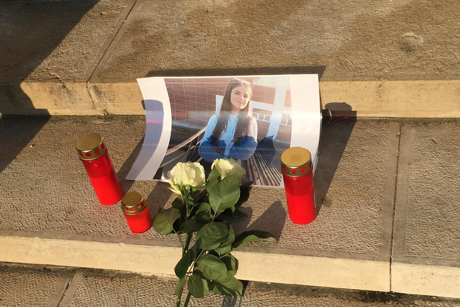 Cazul adolescentelor dispărute | Protest tăcut în faţa Ministerului de Interne faţă de cazul celor două adolescente dispărute