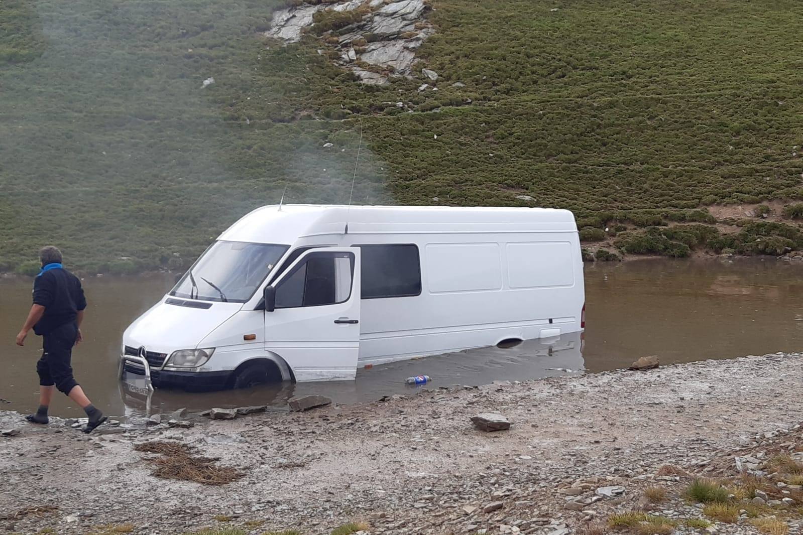 Microbuz cu turişti, blocat pe Transalpina, din cauza ploilor