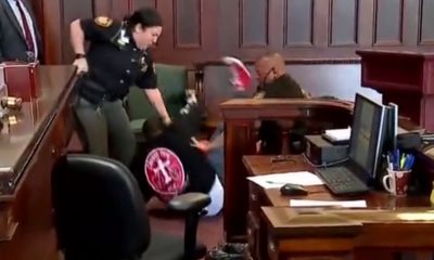 Momente şocante surprinse în sala de judecată: Doi fraţi l-au atacat pe criminalul mamei lor iar unul dintre ei a trebuit să fie oprit cu şocuri electrice