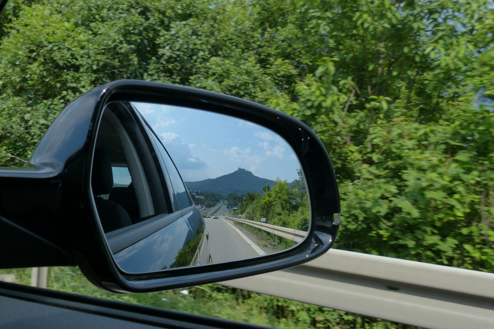 Solicitanţii de permis cu deficienţe grave de auz trebuie să îşi echipeze maşinile cu oglinzi mai mari