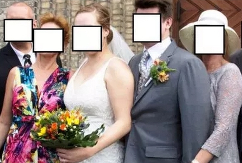 Invitaţii la nuntă, şocaţi de modul în care soacra mare îşi atinge fiul în poza de grup