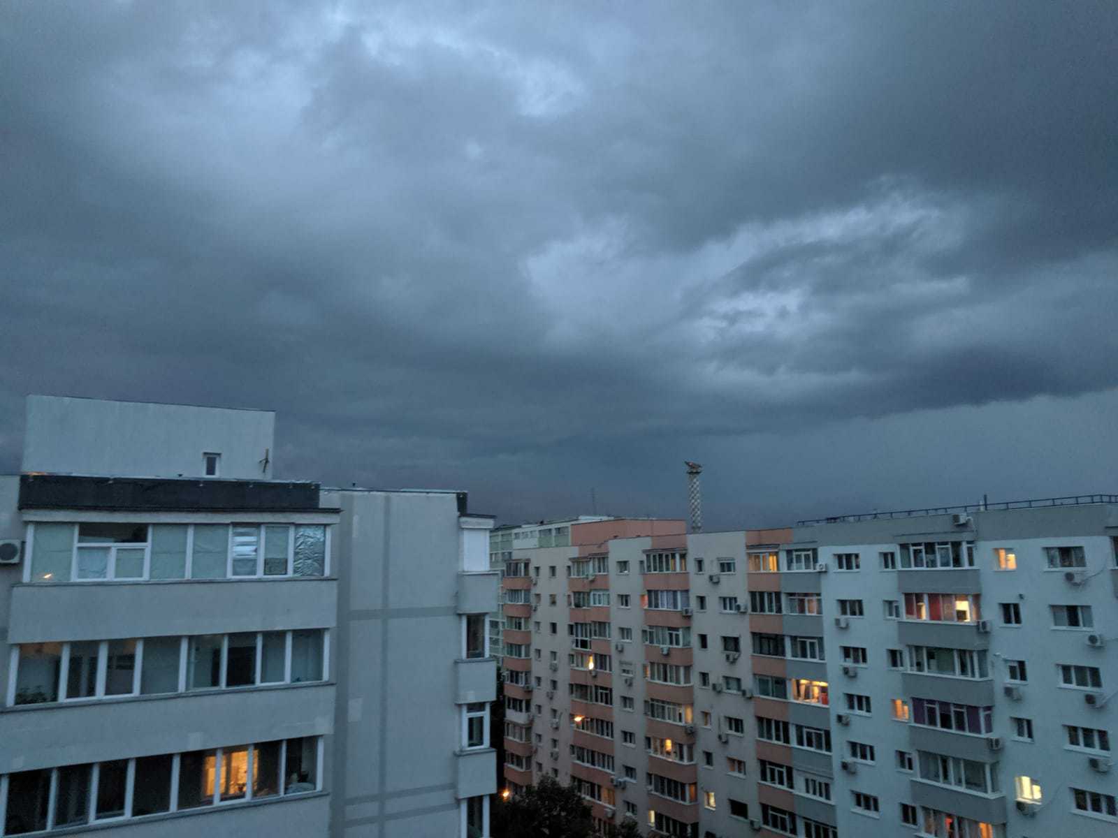 ALERTĂ METEO. Cod galben de ploi şi vijelii pentru cea mai mare parte a ţării, până joi