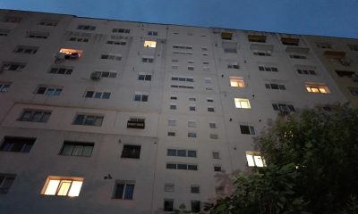Un copil de doi ani a murit după ce a căzut de la etajul nouă al unui bloc