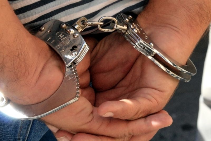 Bărbatul din Galaţi care ar fi obligat mai multe tinere să întreţină relaţii sexuale cu el, păcălindu-le că este Mihai Bendeac a fost arestat