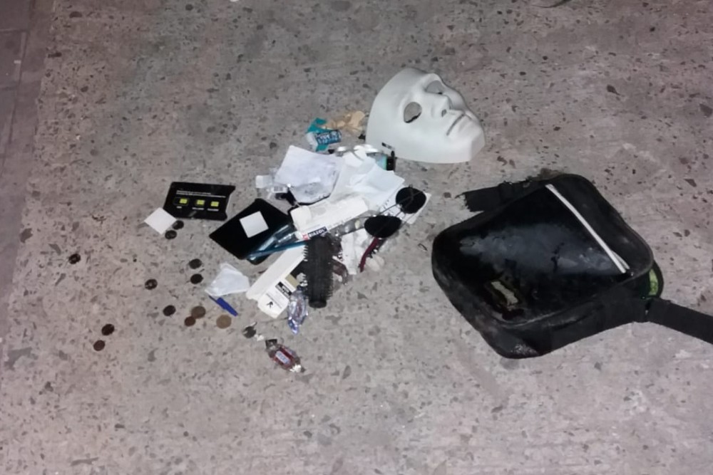 Tânăr cu mască pe faţă, împuşcat după ce a atacat oamenii pe stradă cu două cuţite