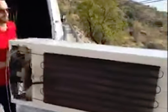 Un bărbat a fost obligat de poliţişti să scoată un frigider din râpa în care l-a aruncat. Ce amendă uriaşă are de plătit