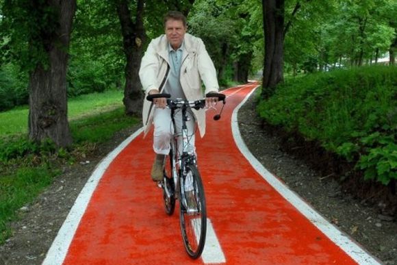 Repararea României bine făcute. De acelaşi meseriaş