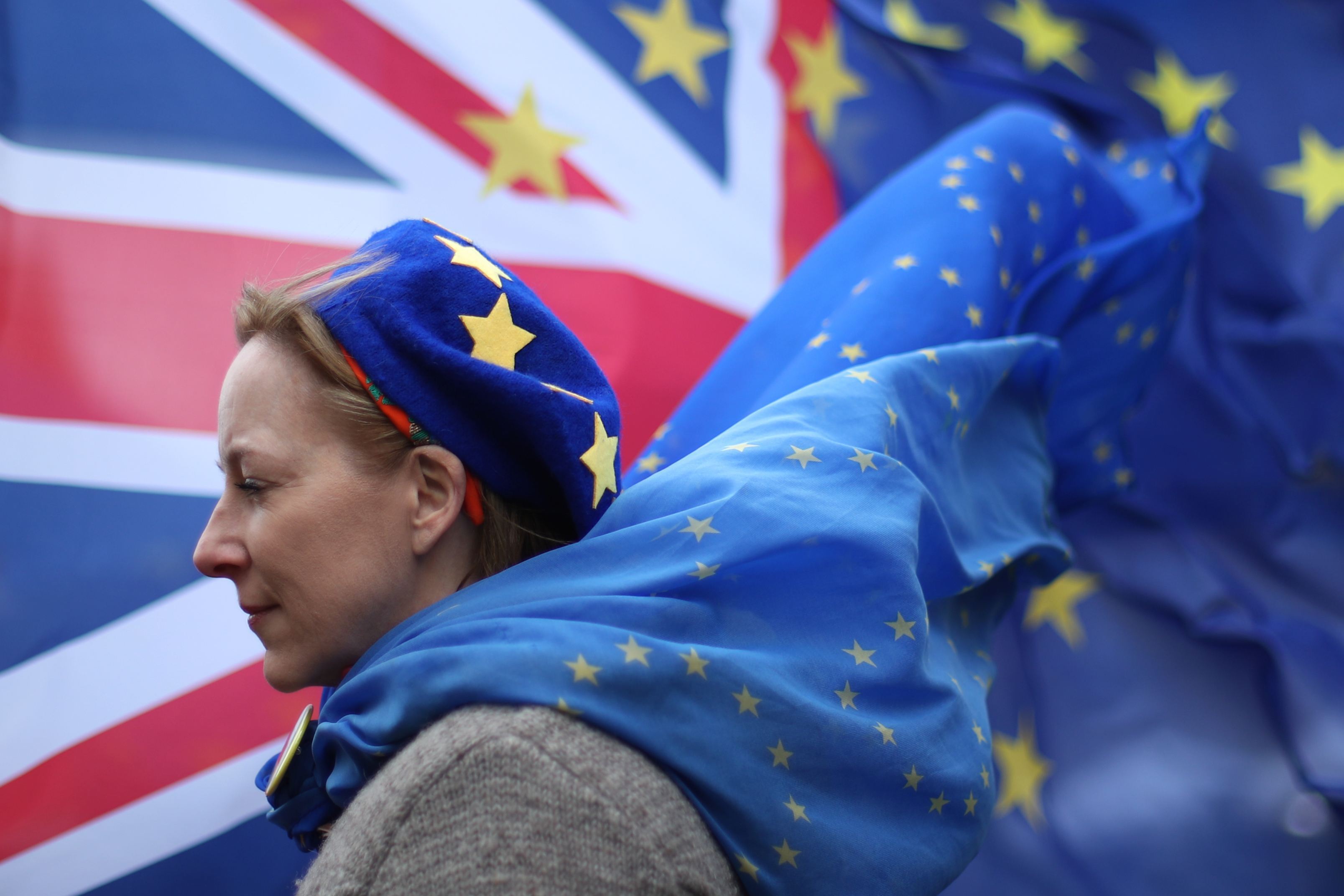 Circa un milion de cetăţeni din Uniunea Europeană, inclusiv români, au primit drept de rezidenţă în Marea Britanie