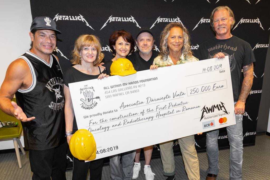 Metallica a donat 250.000 de euro pentru campania Dăruieşte Viaţă / Rockerii au pus umărul la ridicarea primului Spital de Oncologie şi Radioterapie Pediatrică din România