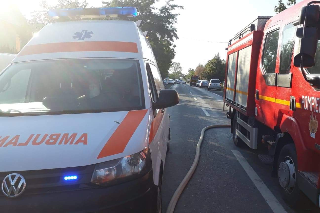 Accident tragic în Tulcea: O femeie şi un copil au murit după ce o maşină a intrat peste ei în curte