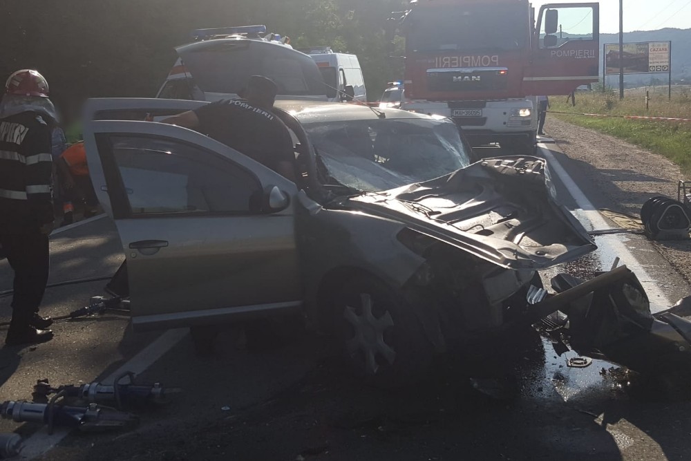 Tragedie în Vâlcea, după o depăşire neregulamentară. Bilanţ: 2 morţi, iar o a treia persoană e în stop cardiac – FOTO