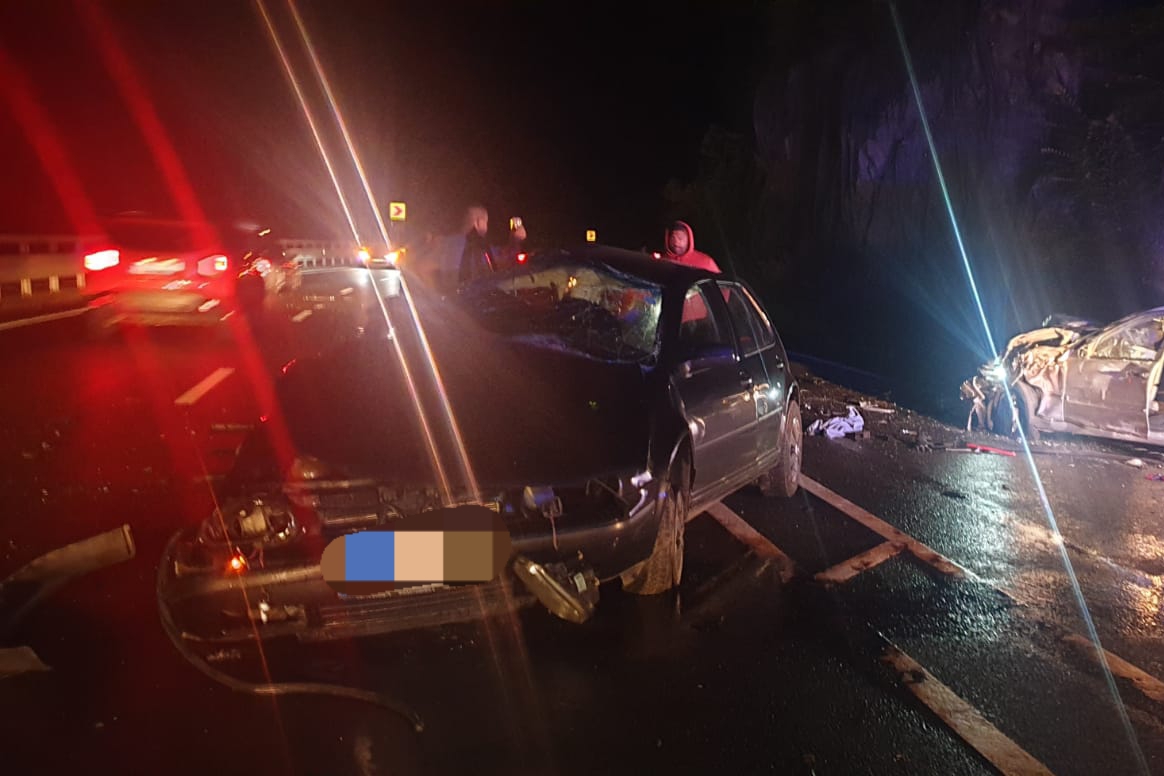 Un mort şi cinci răniţi după impactul între două maşini pe Valea Oltului