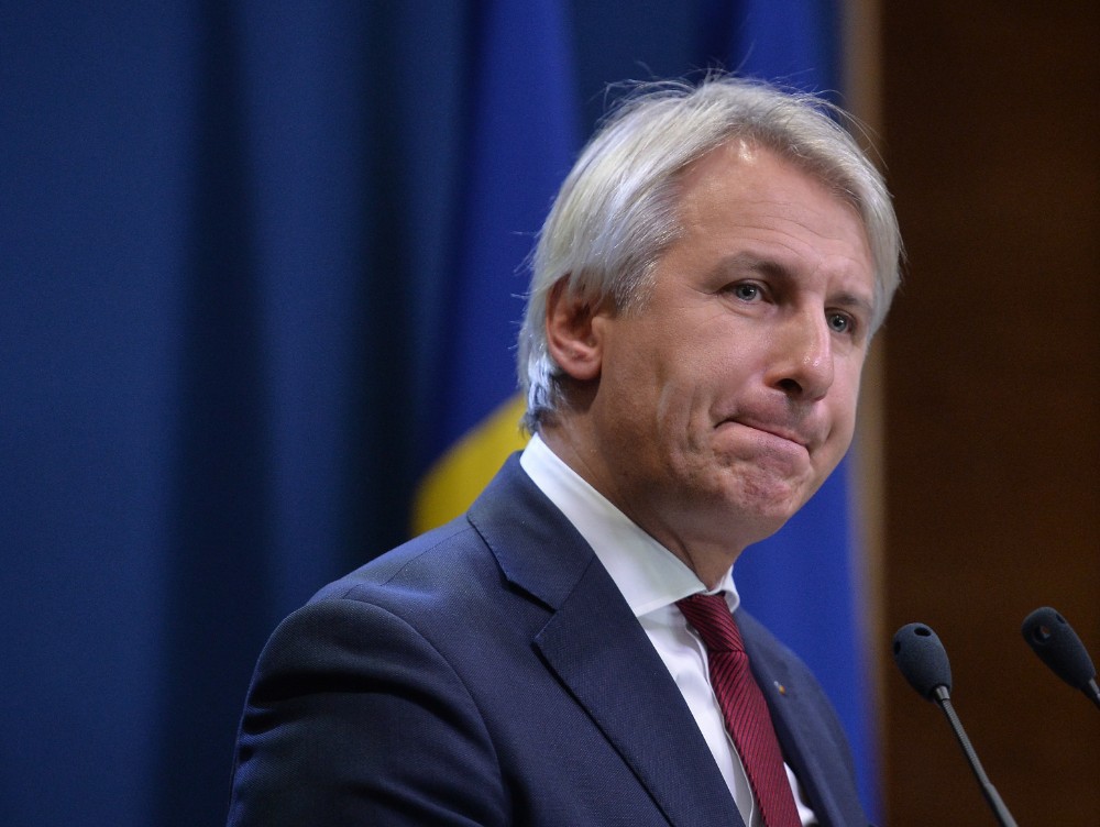 Teodorovici, bichonul Vioricăi, vă bagă la puşcarie dacă nu va plătiţi taxele