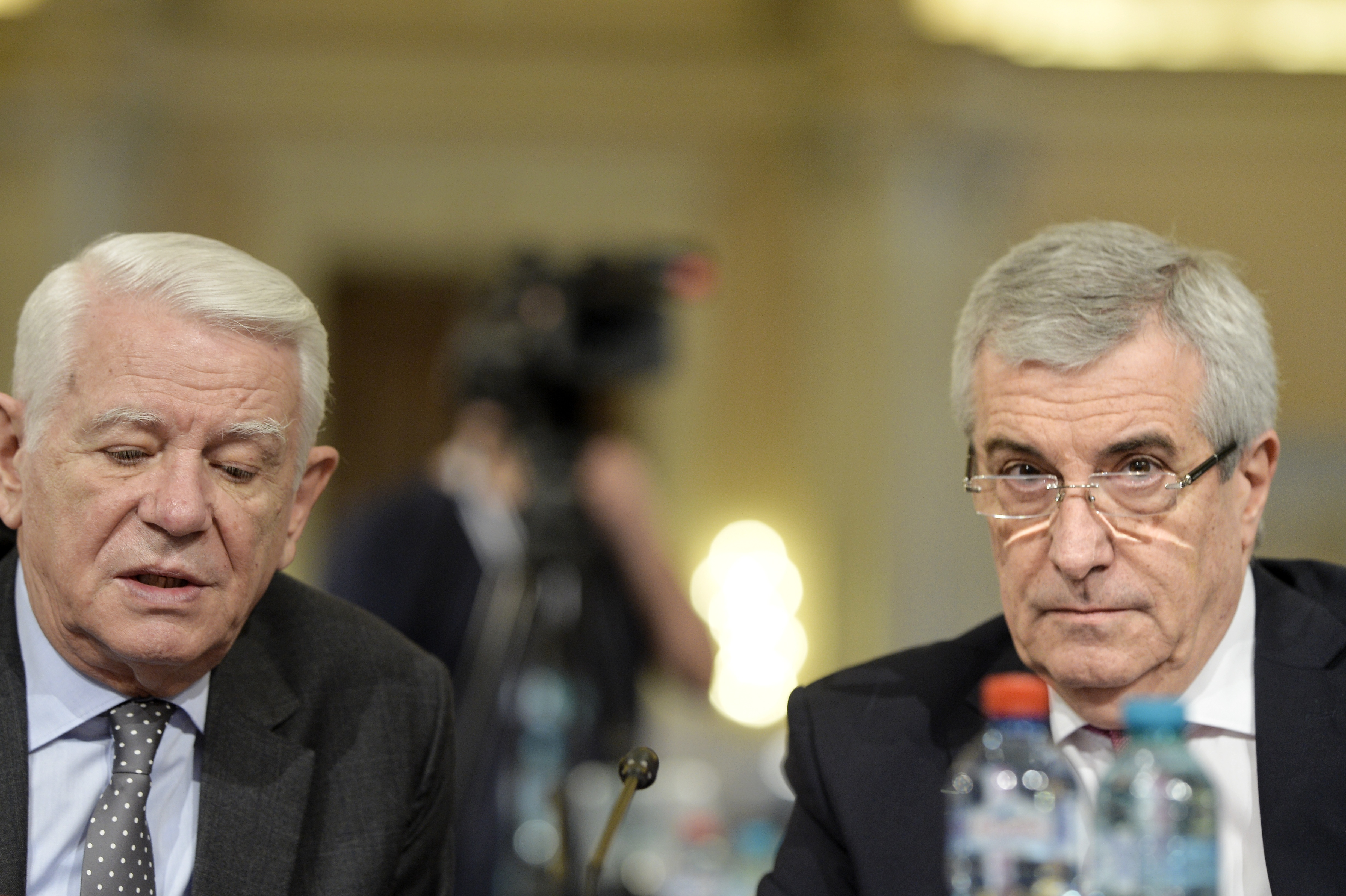 Dăncilă evită venirea în Parlament. Meleşcanu şi-a primit arginţii, şefia Senatului / Mesajul transmis premierului