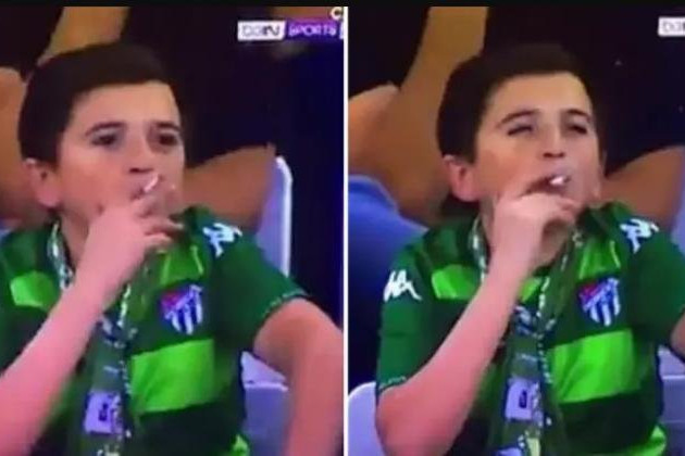 Câţi ani are, de fapt, „copilul de 11-12 ani” filmat în timp ce trăgea cu sete dintr-o ţigară la un meci de fotbal Câţi ani are, de fapt, „copilul de 11-12 ani” filmat în timp ce trăgea cu sete dintr-o ţigară la un meci de fotbal