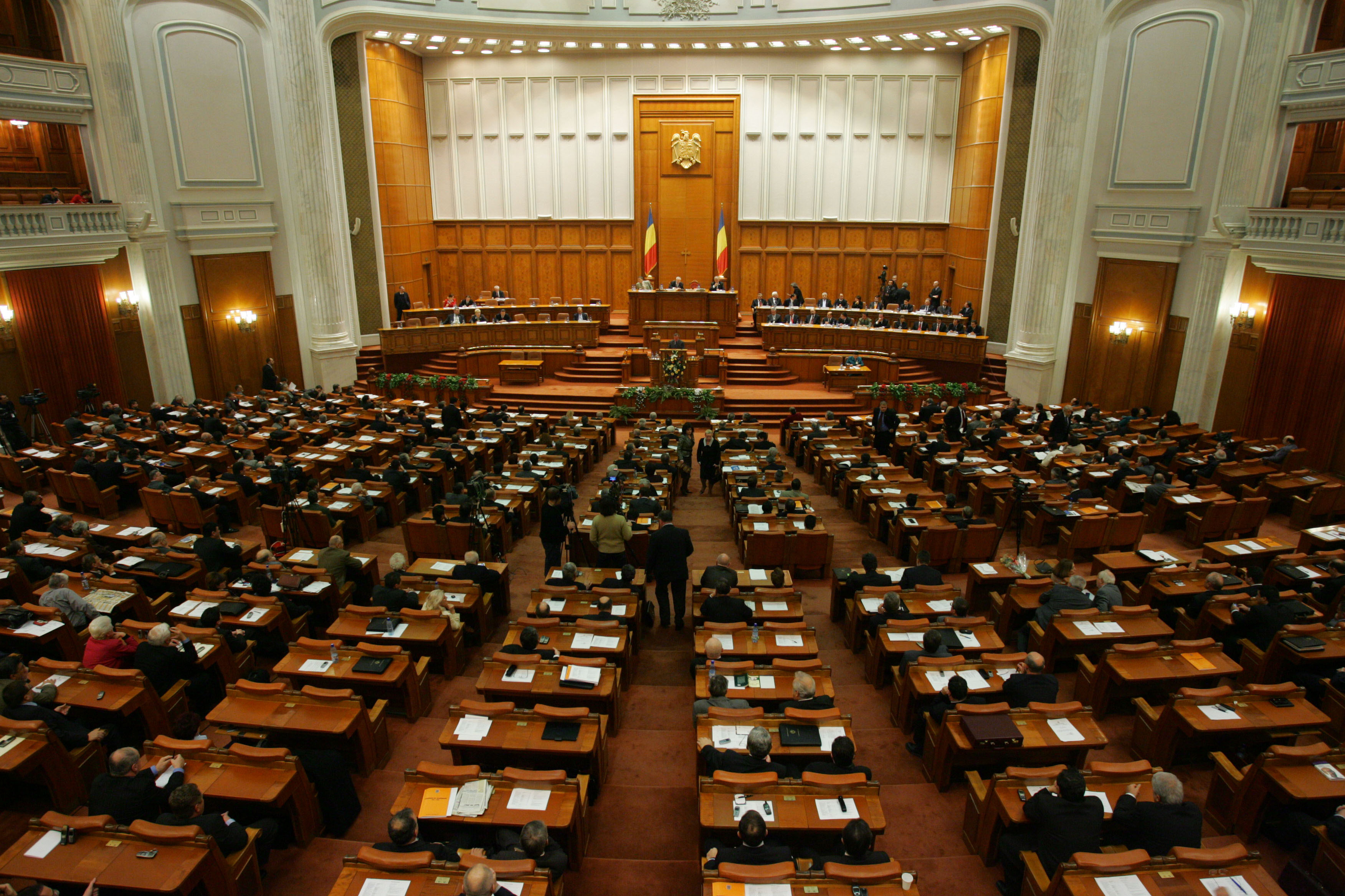 Deputaţii au amânat votul pentru eliminarea pensiilor speciale Deputaţii au amânat votul pentru eliminarea pensiilor speciale