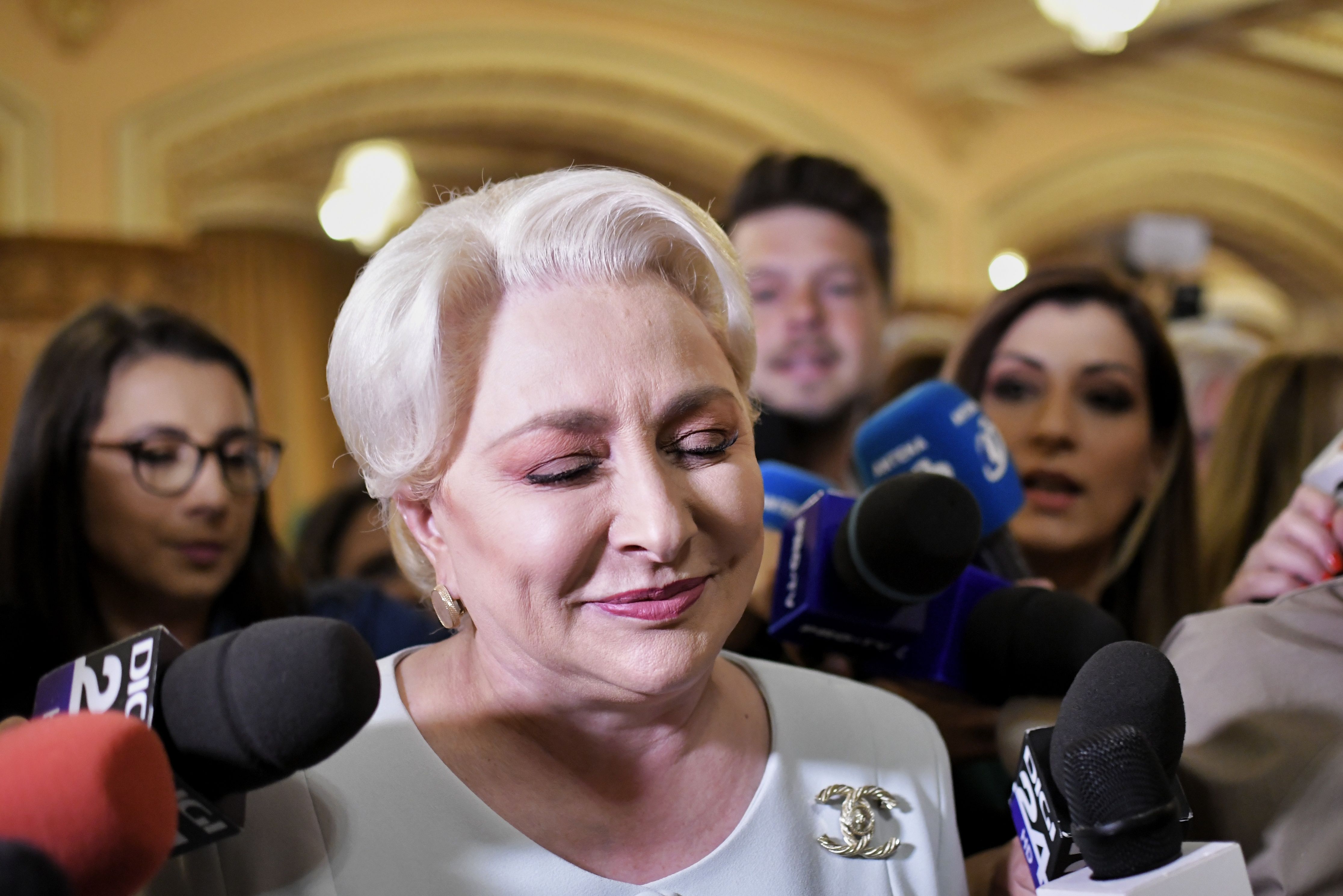 Viorica Dăncilă, primită de susţinători la Reşiţa. Susţinător: „Transilvania o desparte Iohannis”